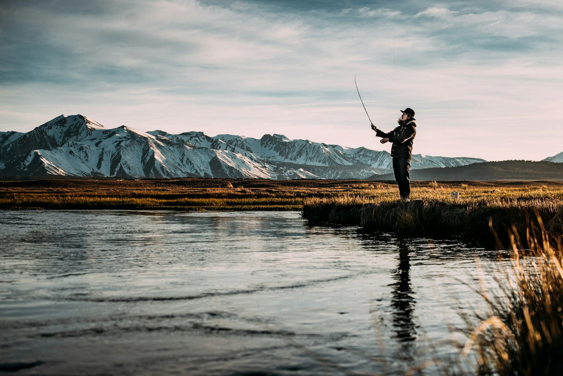 Pescador equipado por capas en jornada de invierno