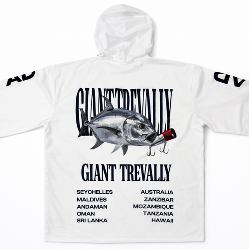 Camiseta de pesca blanca con capucha TUNAROAD, diseño trasero Giant Trevally con pez y destinos