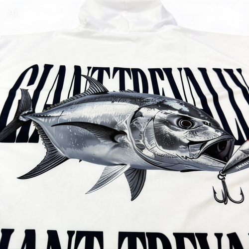 Detalle del gráfico Giant Trevally mordiendo un señuelo rojo en camiseta de pesca técnica