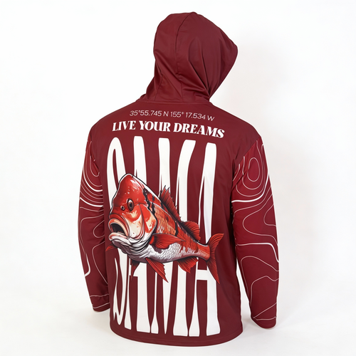 Vista trasera de la camiseta técnica de pesca OAMA roja con diseño “Live Your Dreams”